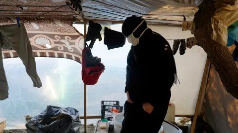 En kvinna i ett tält i Vathy-lägret på den grekiska ön Samos.