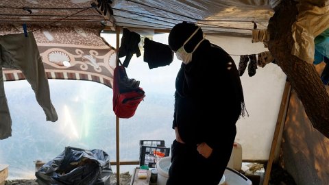 En kvinna i ett tält i Vathy-lägret på den grekiska ön Samos.