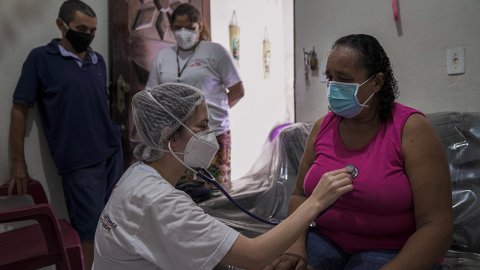 En kvinna med covid-19 undersöks av Läkare Utan Gränser i Fortaleza, Brasilien.
