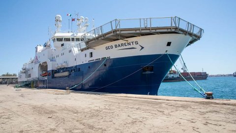 Vårt sök- och räddningsfartyg Geo Barents i hamnen i Augusta, Sicilien.