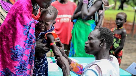 En av våra anställda undersöker ett barn vid en av våra mobila kliniker i Lukurunyang payam, där vi gav sjukvård efter omfattande översvämningar förra året.