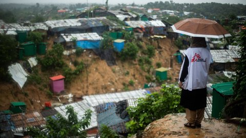 En anställd på Läkare Utan Gränser blickar ut över världens största flyktingläger i Cox's Bazar, Bangladesh.