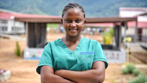 Sjuksköterskan Jeneba Jalloh står utanför sjukhuset i Kenema i Sierra Leone.