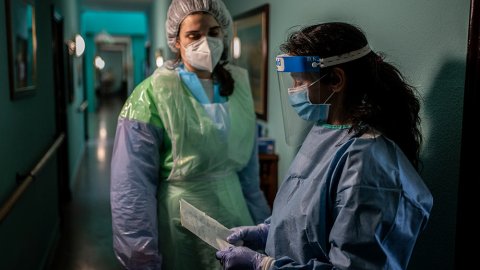 Marina González, som arbetar med vatten och sanitet, och logistikern Jesús Montes på ett av de äldreboenden som vi stöttade under coronapandemin i Spanien.