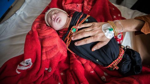En nyfödd bebis, inlindad i en filt, på Khost sjukhus i Afghanistan.
