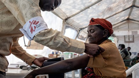 En kvinnar som flytt från Burundi blir undersökt i ett flyktingläger i Tanzania