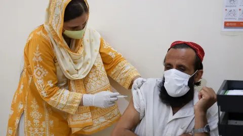 En sjuksköterska från Läkare Utan Gränser ger en patient behandling mot hepatit C.