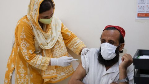 En sjuksköterska från Läkare Utan Gränser ger en patient behandling mot hepatit C.