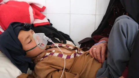 En pojke som har mässling får syrgas och ligger på en säng på Boost sjukhus, Afghanistan.