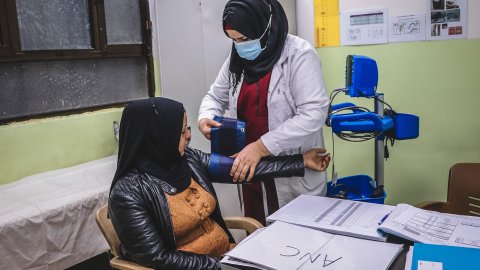 En barnmorska på mödravårdsmottagningen al-Amal i Mosul, Irak, tar blodtrycket på Mariam som är gravid i tredje månaden.