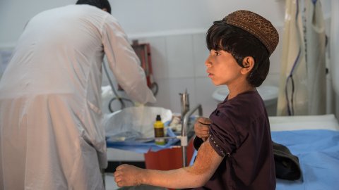En läkare på Boost sjukhus, Afghanistan, tittar närmare på åttaåriga Qadratullahs arm