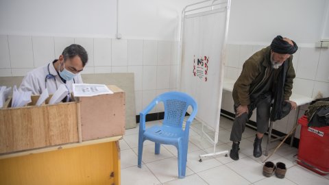 Haju Bari Jan får ett recept utskrivet av en läkare på Boost sjukhus i Afghanistan.. 