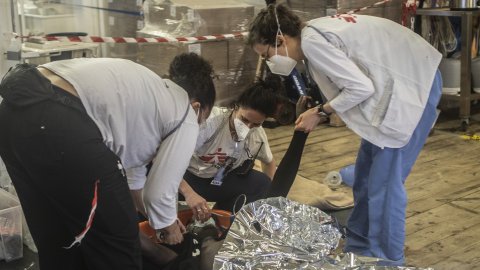 En av de som räddats på centrala Medelhavet får vård av Läkare Utan Gränsers team ombord på Geo Barents.