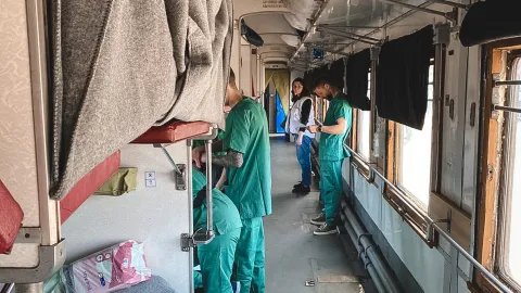 Medarbetare från Läkare Utan Gräbser tar hand om patienter ombord på tåget mot Lviv, Ukraina.