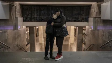 Ludmilla kramar om sin son i Charkivs tunnelbana.
