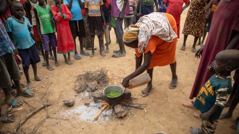 Kwanya Teb, som flytt till Twic County i Sydsudan, tilllagar löv för att ge till sina fem barn. 