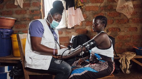 En barnmorska mäter en gravid kvinnas blodtryck i Kenema, Sierra Leone
