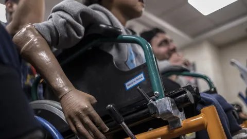 En pojke med armprotes som sitter i en rullstol på vårt sjukhus i Amman, Jordanien, vårdar vi patienter från krigszoner som ofta har drabbats av antibiotikaresistenta infektioner. 