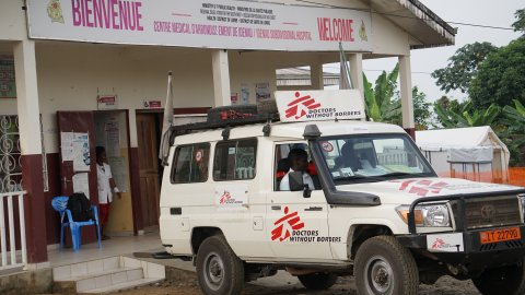 Ett fordon från Läkare Utan Gränser levererar material till Idenau Subdvisional sjukhus i sydvästra Kamerun.