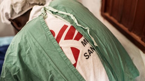 Bild på en medarbetare iklädd operationskläder. 