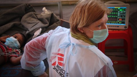 En läkare ger en patient med difteri vård