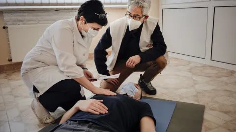 Edward Chu, rådgivare inom akutmedicin, utbildar Joachim Gruber, läkare på ett sjukhus i Lviv, Ukraina, inför masskadesituationer