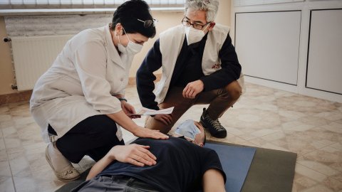 Edward Chu, rådgivare inom akutmedicin, utbildar Joachim Gruber, läkare på ett sjukhus i Lviv, Ukraina, inför masskadesituationer