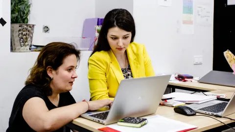 Barbara Hessel pratar med Mariia Kharytonova på kontoret i Charkiv.