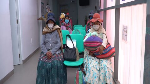 10-tal kvinnor sitter i ett väntrum