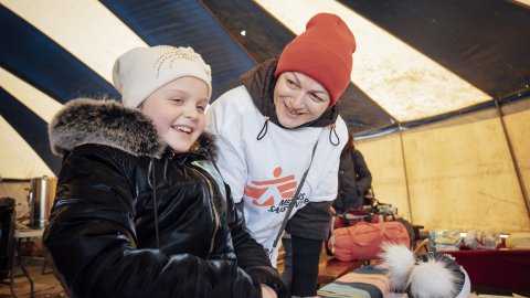 En ukrainsk flicka och en medarbetare från Läkare Utan Gränser