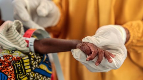 Ett barn arms mäts av en sjukvårdare