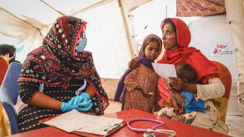 En kvinna och hennes barn på en mobil hälsoklinik i Pakistan