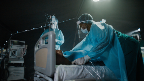 En operationssal där en patient förbereds för operation.