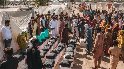 En stor grupp män står i kö och väntar på att hämta Läkare Utan Gränsers nödpaket.