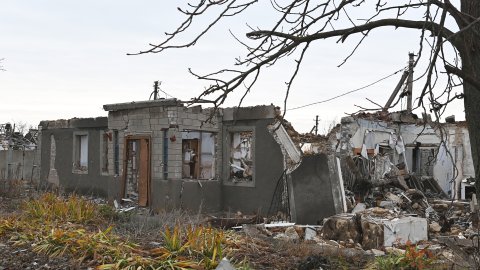 Ett sönderbombat hus i Ukraina. 