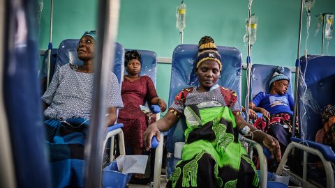 Flera kvinnor sitter i stolar och får cellgifter.