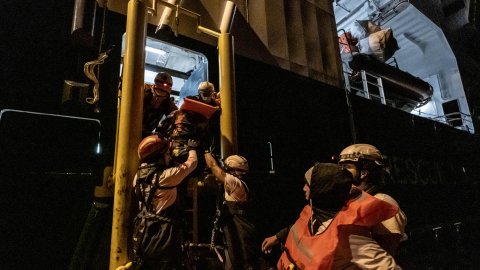 Personer hjälps ombord Läkare Utan Gränsers båt Geo Barents