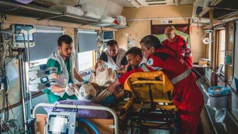 Sjukvårdspersonal tar hand om patient på sjukhuståget i Ukraina