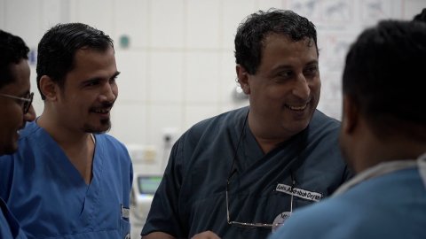 En sjuksköterska talar med sina kollegor på ett sjukhus i Aden, Jemen