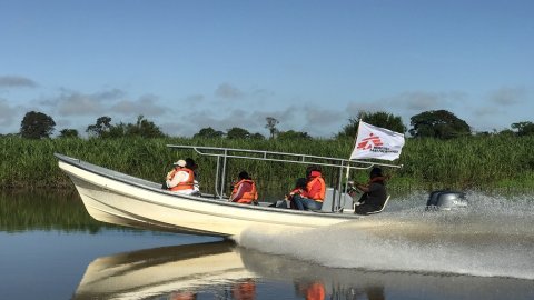 En båt åker på en flod.