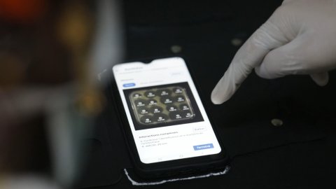 På en mobilskärm syns ett diagram.