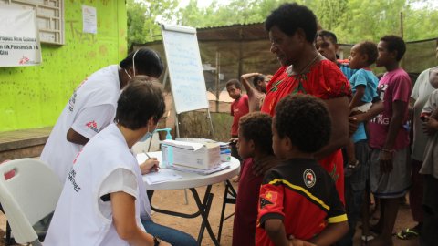 Ungefär tio personer väntar i kö för att få prata med Läkare Utan Gränsers personal.
