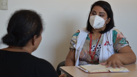 Personal pratar med kvinna.