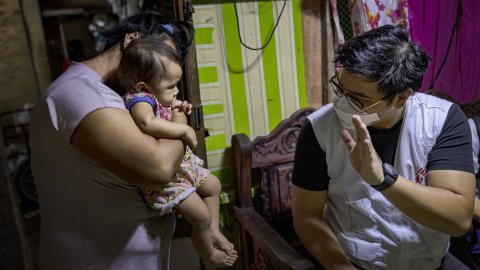 Man vinkar till bebis.