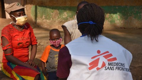 Familj pratar med MSF-arbetare.