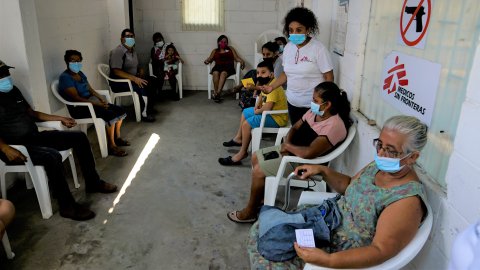 Patienter sitter i väntrum. 