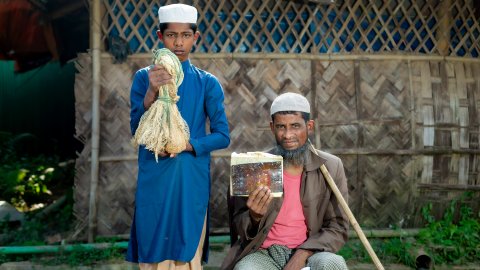 En pojke och en man tittar mot kameran.
