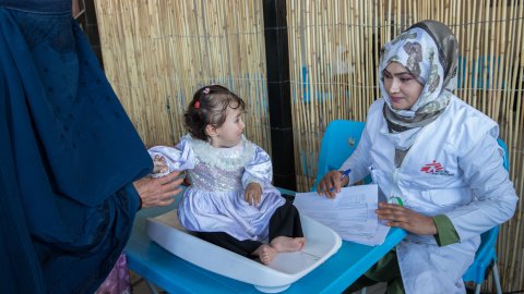 Bibi Safa, 1,5 år, vägs av en sjuksköterska som en del i den första undersökningen när hon kommer till sjukhuset i Masar-i-Sharif. 