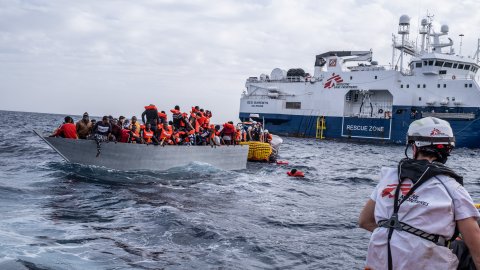Människor till havs som plockas upp av sök- räddningsfartyget Geo Barents