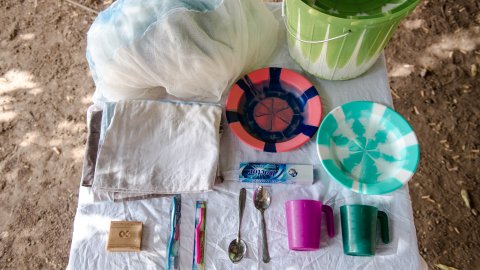 Bild ovanifrån på exempelvis skedar, tallrikar och muggar.